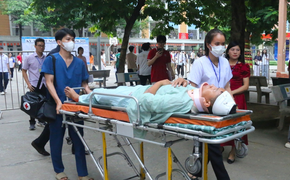 Nam sinh nằm cáng đến điểm thi đã đỗ tốt nghiệp THPT năm 2025