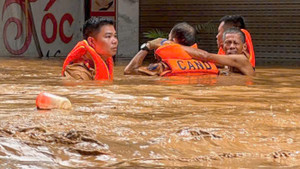 Sơn La: Băng dòng nước xiết, cảnh sát đưa cụ già, em nhỏ đến nơi an toàn