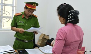 Bắt giam bảo mẫu ném bé trai 14 tháng tuổi xuống nền, chấn thương sọ não