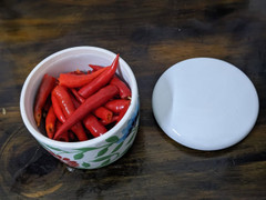 Mẹo loại bỏ hạt ớt siêu nhanh