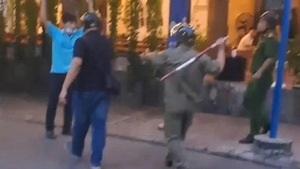 Tài xế xe công nghệ đâm sập tường rào, cầm dao tranh cãi với người dân