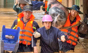 Cảnh sát lội bùn giúp dân khắc phục hậu quả sau mưa lũ kinh hoàng ở Sơn La