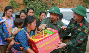 Phó Thủ tướng Trần Hồng Hà trực tiếp cứu trợ, thăm hỏi người dân vùng lũ ở Điện Biên