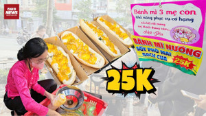 Xếp hàng dài bốc số chờ mua bánh mì gạch cua ở TP.HCM