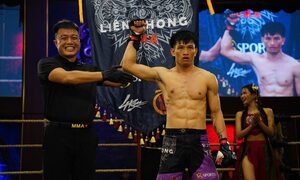 Khiêu khích cao thủ Việt Nam, 'mãnh hổ 'Indonesia rời sân bằng cáng 