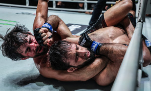 Bị khóa chặt 4 phút vẫn không chịu thua, cao thủ Nga đánh bại nhà vô địch Mỹ