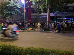 Xe máy chở 3 lao vào cột đèn khiến 1 người chết, 2 người nhập viện