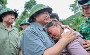 Giọt nước mắt và cái ôm của Thủ tướng 