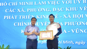 Chủ tịch TP.HCM tặng bằng khen cho 'người hùng' cứu bé gái đuối nước