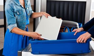 Vì sao phải bỏ laptop ra ngoài khi kiểm tra an ninh ở sân bay?