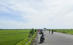 Phát hiện người đàn ông chết cạnh xe máy bên quốc lộ ở Quảng Trị