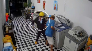Thanh niên bịt mặt vào tiệm photocopy rút dao đâm người ở Gia Lai
