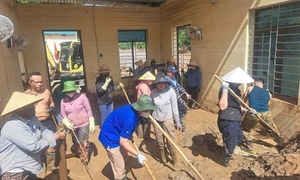 Xúc động hình ảnh hàng trăm giáo viên tình nguyện đến vùng lũ dọn dẹp trường lớp