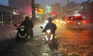  Mưa lớn gây ngập sâu nhiều tuyến đường TP.HCM, người dân dắt xe lội nước về nhà