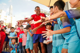 Gilberto Silva xuất hiện tại sự kiện OMO Pháo Đài Lấm Bẩn, fan vây kín gặp mặt