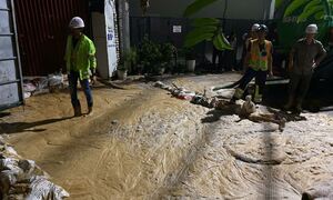 'Suối bùn' dày 20cm, phun tràn ngõ Núi Trúc lúc nửa đêm