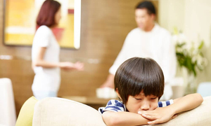 Vợ chồng không ai chịu nuôi con khuyết tật, quan tòa tức giận không cho ly hôn