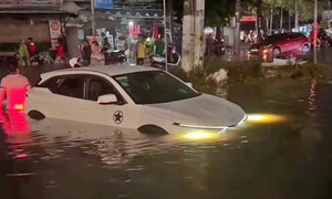 Chuyên gia lý giải về trận mưa khiến đường phố TP.HCM 'thành sông' tối 5/8