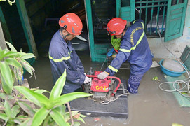 Lực lượng chức năng xuyên trưa giúp dân tại điểm ngập ở TP.HCM