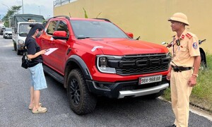 Xe bán tải vượt đèn đỏ, lộ biển số giả 'lộc phát'