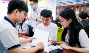 Học phí tăng, cha mẹ nghẹn ngào khuyên con tạm gác giấc mơ đại học