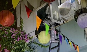 Cảnh sát dùng thang giải cứu 3 người mắc kẹt trong đám cháy nhà ở Hà Nội