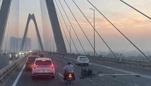 Xe phân khối lớn biến dạng, tài xế tử vong trên cầu Nhật Tân