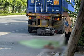 Ô tô đầu kéo đi lùi, tông người phụ nữ tử vong