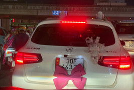 Cảnh sát giao thông truy tìm chủ ô tô gắn nơ hồng, cố tình che biển số