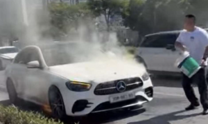 Ô tô Mercedes bốc cháy trên đường ở Hà Nội