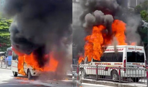 Gia đình 7 người thoát chết khi ô tô bốc cháy sau va chạm ở TP.HCM