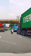 Kinh hãi xe container lao như điên ép người đi xe máy trên Đại lộ Thăng Long