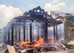 Đốt rác làm 5 căn nhà gỗ quý 7 tỷ đồng cháy rụi thành than