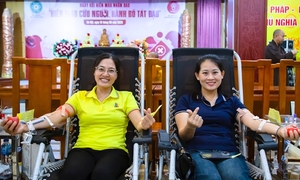 Tăng ni, phật tử tham gia hiến máu tại chùa Quán Sứ