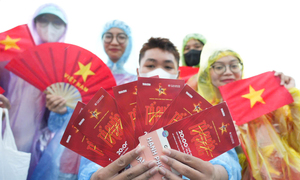 Khán giả đội mưa xếp hàng 10 tiếng chờ xem concert 'Tổ quốc trong tim'