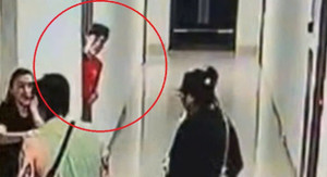 Ám ảnh cảnh thanh niên thập thò ở cửa nhìn phụ nữ bị đánh dã man rồi dửng dưng vào nhà