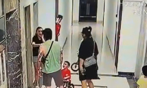 Dửng dưng nhìn phụ nữ bị đánh ở chung cư: Vô cảm cũng là đồng lõa