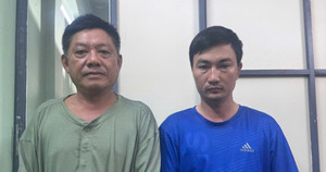 Bắt 2 người đàn ông cầm hung khí đánh nhau giữa đường ở TP.HCM