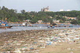 Rác thải bủa vây hơn 300m bờ biển Sa Cần ở Quảng Ngãi