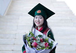 Nữ thủ khoa đầu ra trường Kinh tế, 4 năm học đều đặn mang tiền về cho mẹ