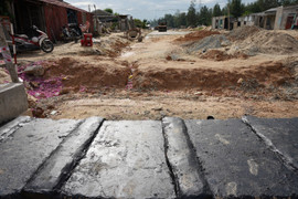 Vì sao đường dẫn cầu vượt biển dài nhất miền Trung ì ạch, ngổn ngang?