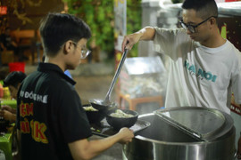 Nghĩa tình ở quán mì 1.000 đồng giữa trung tâm TP Huế