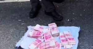 Người đàn ông tâm thần đem ‘núi’ tiền ra chợ phát, tiền thật mà không ai dám lấy