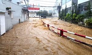 Mưa hơn 2 giờ, đường Đà Lạt biến thành sông