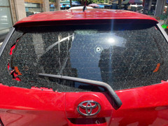 Ô tô đỗ ven đường nứt vỡ kính nghi do bị bắn 