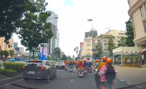 Nhiều người đi xe máy vượt đèn đỏ ngay giao lộ ở TP.HCM