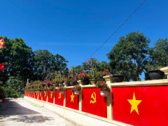 Cặp vợ chồng Nghệ An làm con đường cờ đỏ sao vàng đón đại lễ 2/9