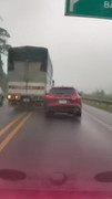 Bức xúc xe tải vượt ẩu ép ô tô con chao đảo trên đường
