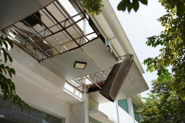 Cảnh đổ nát, hoang tàn đến khó tin trong toà nhà công sản ở TP Huế