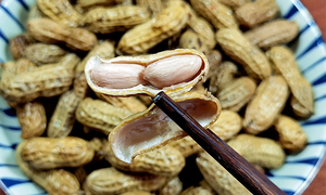Luộc lạc chỉ cho muối chưa đủ, làm cách này lạc sẽ ngọt mềm, không thâm đen